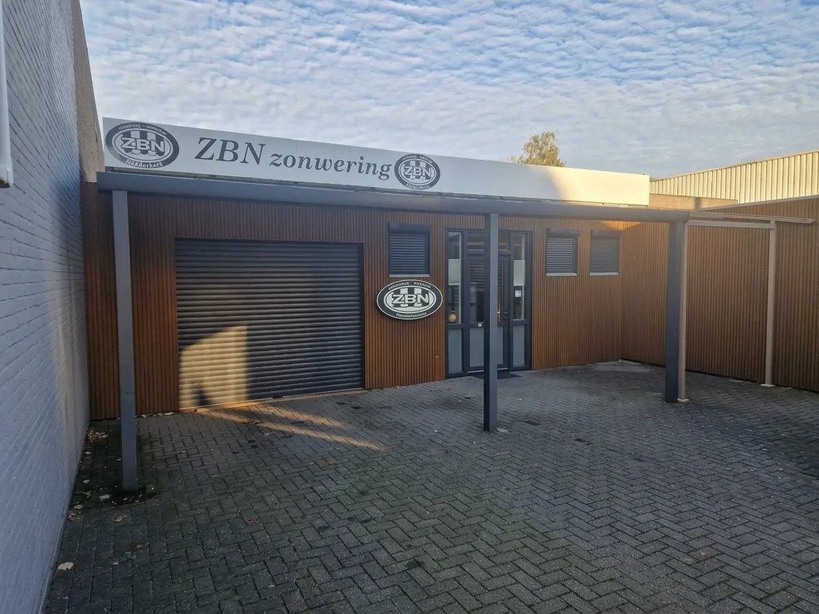 Gevel van ZBN zonwering aan de Noordenweg met houten gevel, rolluik, overkapping en het logo