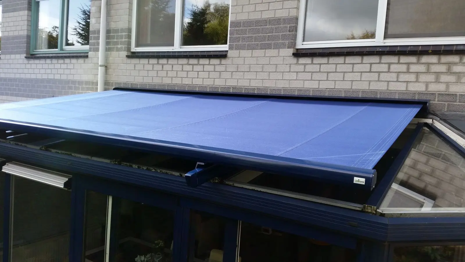 Blauw doek over het dak van een donkere serre