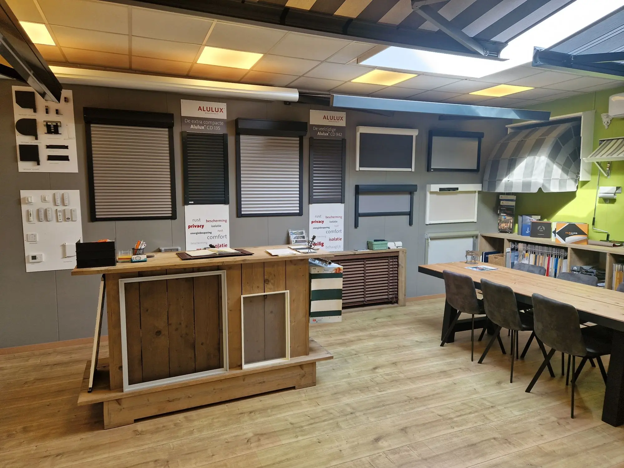 Showroom van ZBN met de toonbank van steigerhout voor een wand met rolluiken en screens