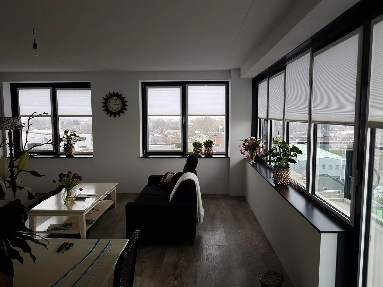 Lichte plissés in een frame op de ramen van een woonkamer