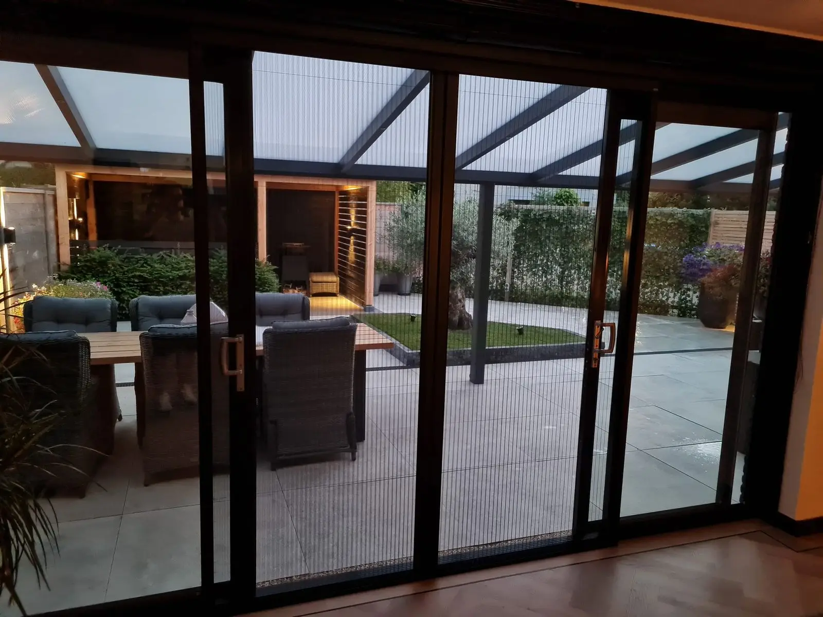 Hordeuren in de schuifwanden van een tuinkamer