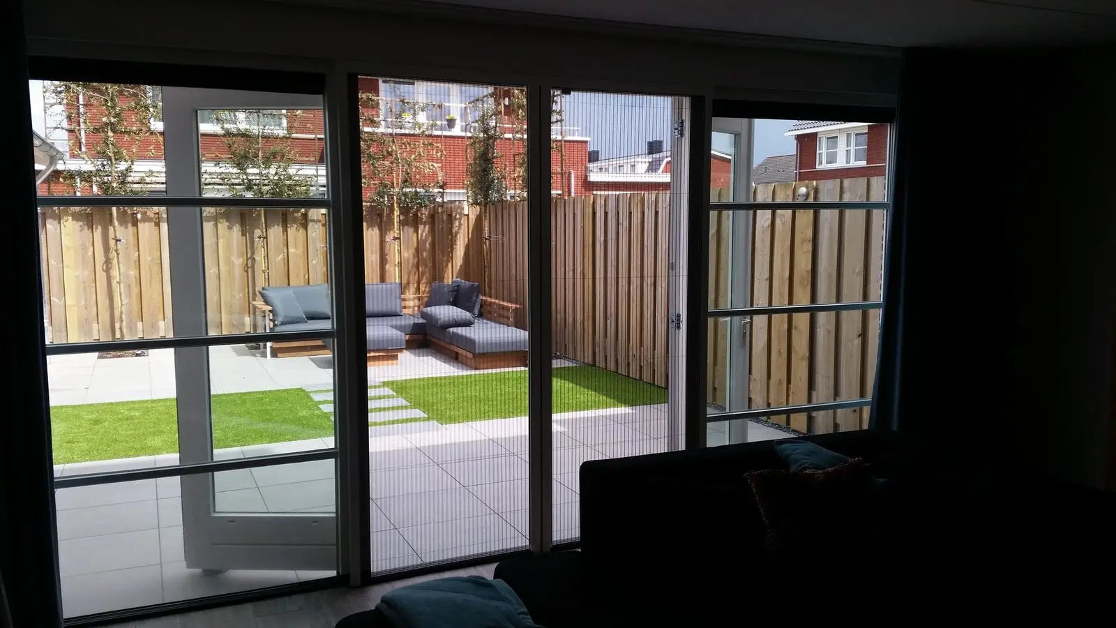 Hordeur voor een schuifpui naar de tuin, van binnen gezien