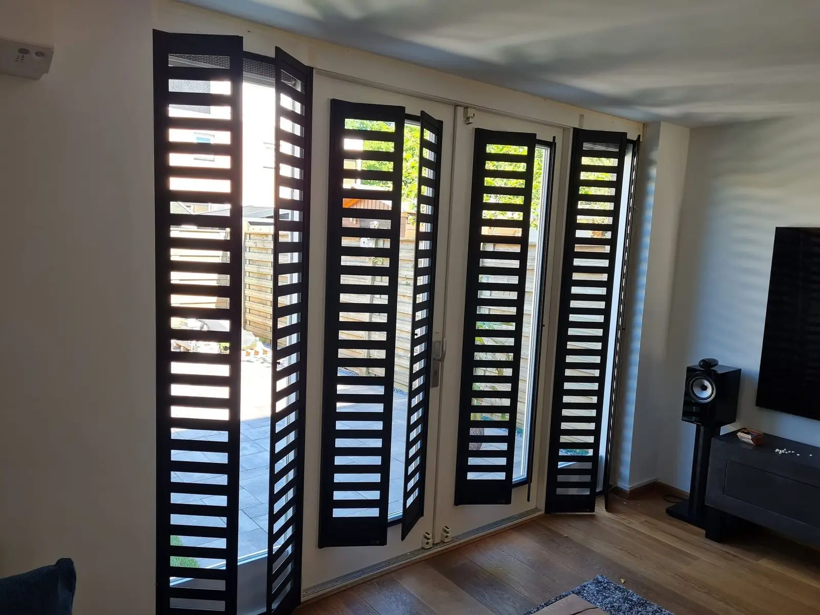 Zwarte panelen met horizontale openingen voor openslaande deuren